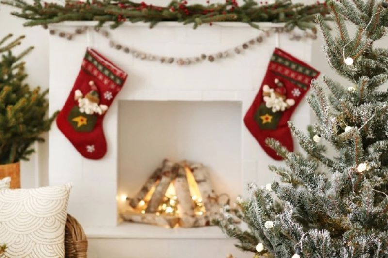 Creating a Festive Atmosphere: Selecting the Perfect Artificial Christmas Wreaths and Garlands.