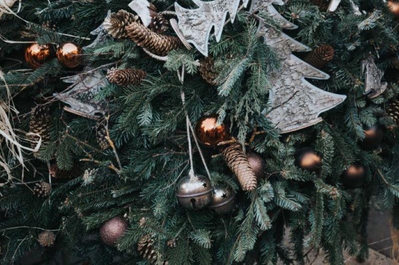 Make a Statement with an Unlit Artificial Christmas Tree: How to Achieve Maximum Impact with Minimal Lighting